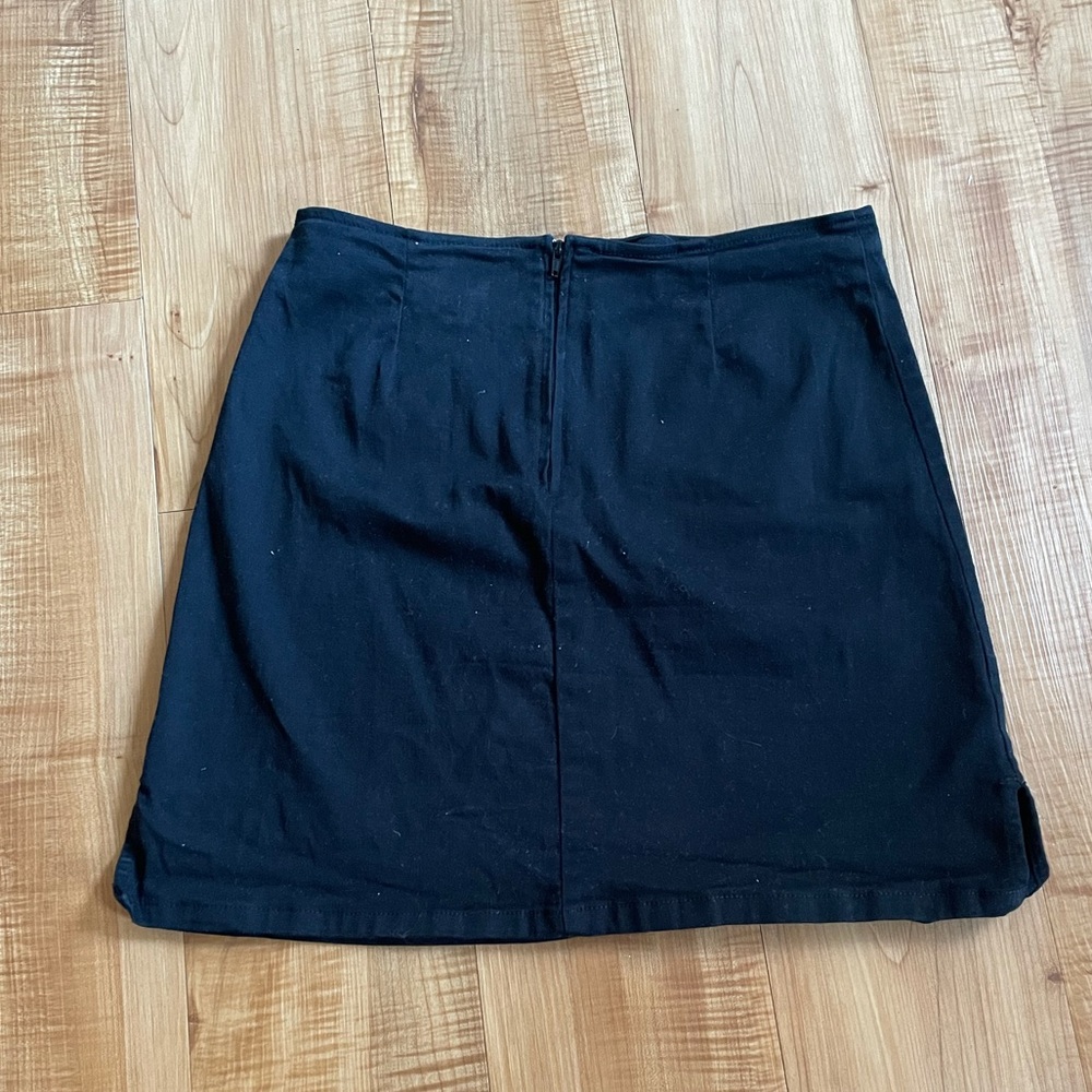 Flower embroidered hem black mini skirt - Picture 3 of 4